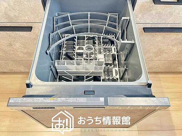 【食器洗い乾燥機】食後の時間にゆとりを与えてくれる食器洗い乾燥機。
操作ボタンも上面にあるので、腰をかがめずに操作ができラクラクです。