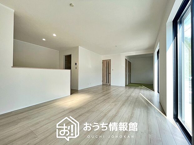 【現地写真(リビング)】フローリング材には、木目、色調など木材特有の風合いがあり、ナチュラルな美しさになっています。