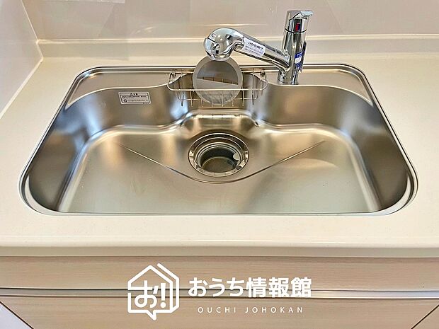 【浄水器内臓ハンドシャワー付シンク】広々とした凸型シンクに洗剤ポケットを標準装備。すっきり収納できます。
また、蛇口の先端に浄水器を内蔵しているため場所をとりません。