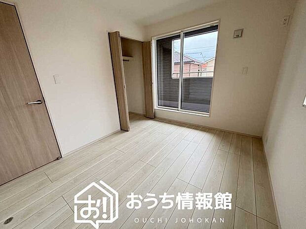 【現地写真(洋室)】木目の美しさを際立たせるシンプルデザインの建具を使用しています。