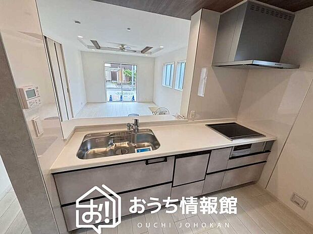 【現地写真(キッチン)】収納たっぷりのシステムキッチン、浄水器付水栓を標準装備しています。
