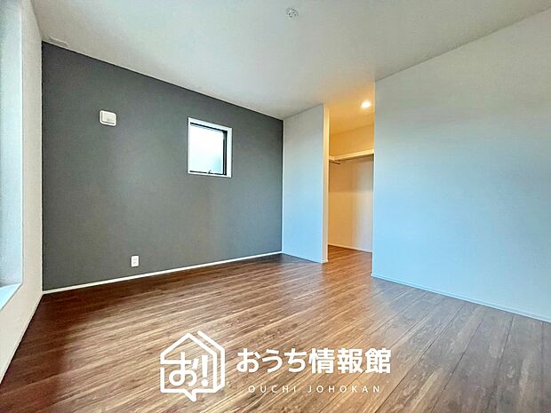 【現地写真(寝室)】木目の美しさを際立たせるシンプルデザインの建具を使用しています。