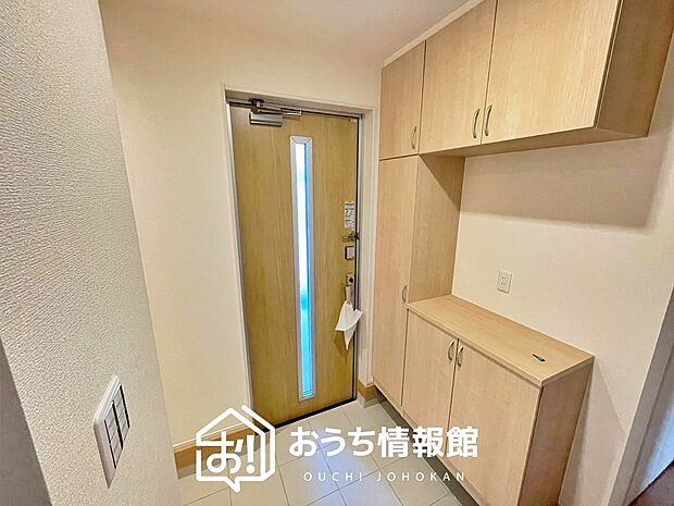【現地写真(玄関)】玄関には、大型のシューズ収納を設置しています。