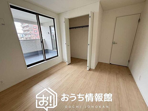 【現地写真(寝室)】木目の美しさを際立たせるシンプルデザインの建具を使用しています。