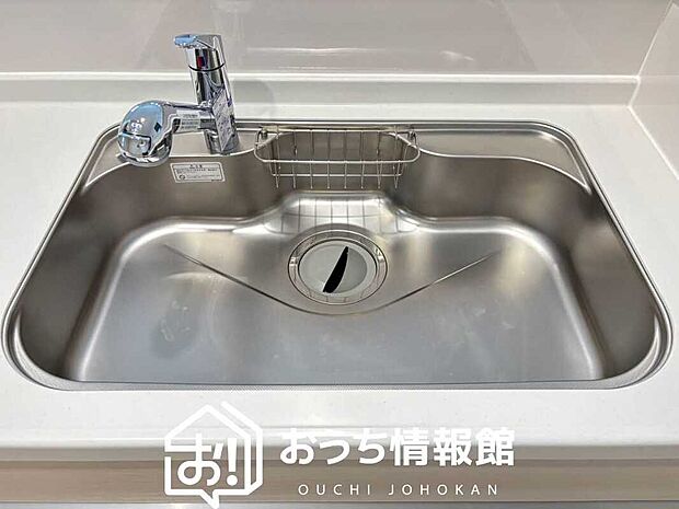 【浄水器内臓ハンドシャワー付シンク】広々とした凸型シンクに洗剤ポケットを標準装備。すっきり収納できます。
また、蛇口の先端に浄水器を内蔵しているため場所をとりません。