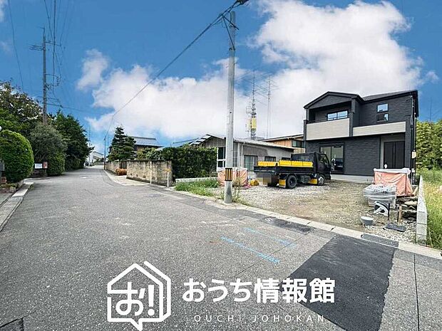 【現地写真(前道含む外観)】雨で汚れを落とし、耐久性・耐候性に優れた外壁を使用しています。