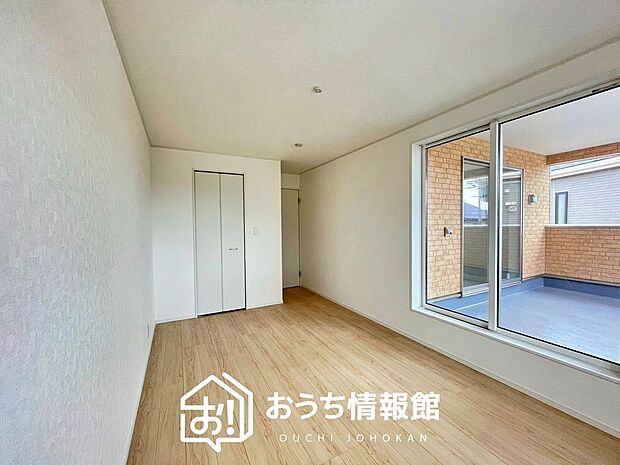 【現地写真（寝室）】木目の美しさを際立たせるシンプルデザインの建具を使用しています。