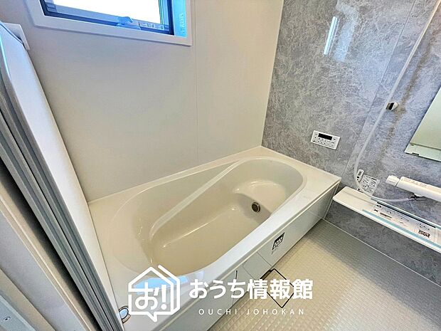 【現地写真（浴室）】浴室暖房乾燥機付き。１坪タイプで広々です。