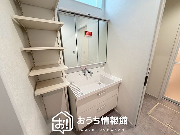【洗面台・洗面所】鏡の両サイドは、必要なものを取出しやすく、大きな鏡面で朝の準備も快適。
使いやすいリフトアップ機能付きのシングルレバーシャワー水栓付です。