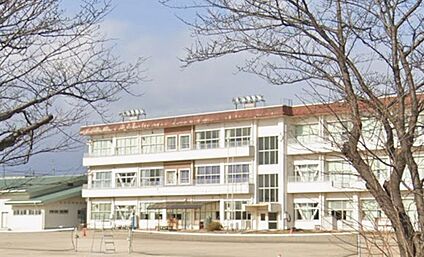 四日市市立楠中学校 750ｍ(徒歩10分)