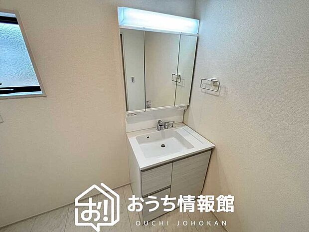 【洗面台・洗面所】鏡の両サイドは、必要なものを取出しやすく、大きな鏡面で朝の準備も快適。
使いやすいリフトアップ機能付きのシングルレバーシャワー水栓付です。