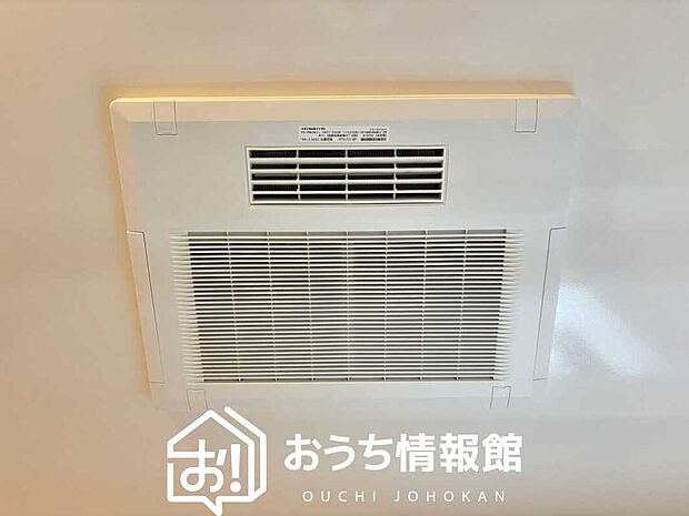 【電気式浴室暖房換気乾燥機】寒い冬場はあたたかく、暑い夏場は扇風機のような心地よさです。
雨の日は、浴室が衣類乾燥スペースになります。