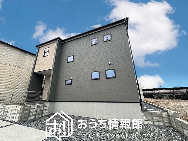 【現地写真（外観）】雨で汚れを落とし、耐久性・耐候性に優れた外壁を使用しています。