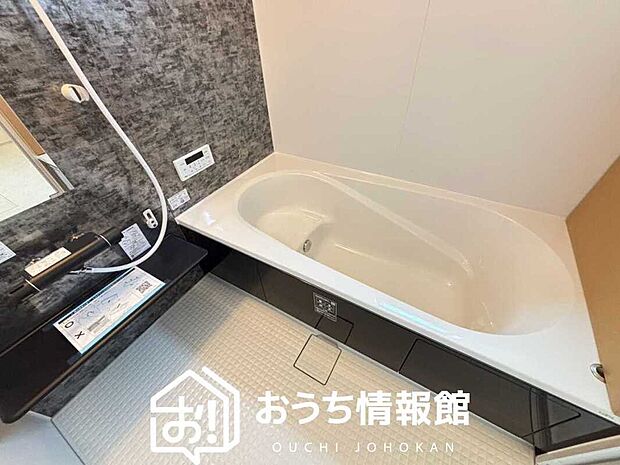 【現地写真（浴室）】浴室暖房乾燥機付き。１坪タイプで広々です。