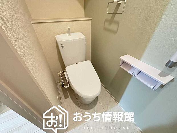 【トイレ】汚れてもサッとひと拭きでお手入れ簡単、エコ仕様の温水洗浄便座付きのトイレです。
バリアフリーにも配慮しています。