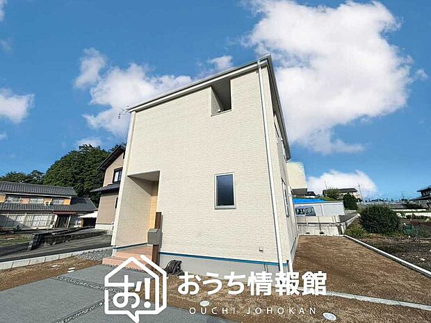 【現地写真(外観)】雨で汚れを落とし、耐久性・耐候性に優れた外壁を使用しています。
