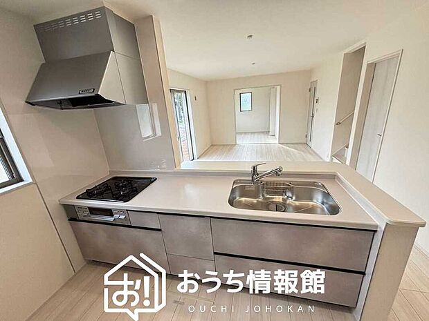 【現地写真(キッチン)】収納たっぷりのシステムキッチン、浄水器付水栓を標準装備しています。
