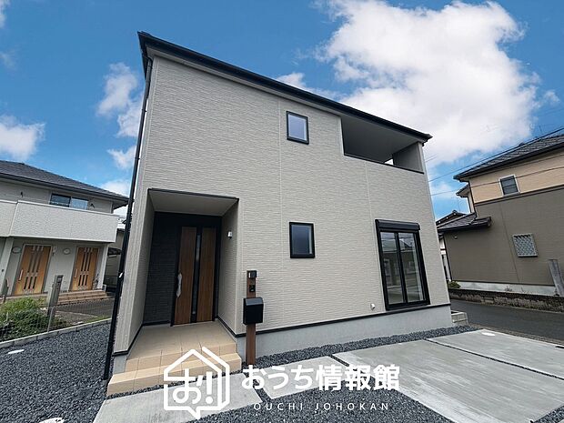 【現地写真（外観）】雨で汚れを落とし、耐久性・耐候性に優れた外壁を使用しています。