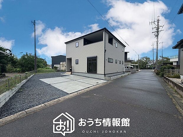【現地写真（前道含む外観）】健康被害に配慮したもっとも安全性の高い建材を採用し、シックハウス対策をしております。