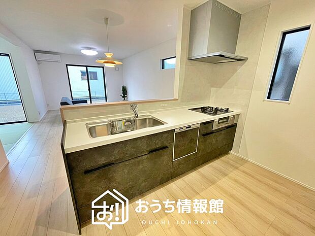【現地写真(キッチン)】収納たっぷりのシステムキッチン、浄水器付水栓を標準装備しています。