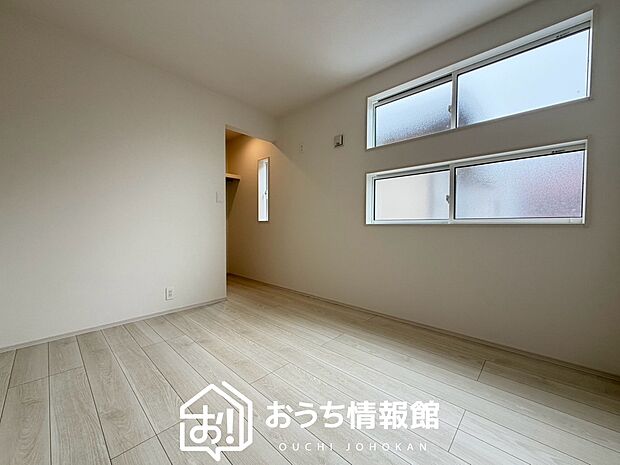 【現地写真(寝室)】木目の美しさを際立たせるシンプルデザインの建具を使用しています。