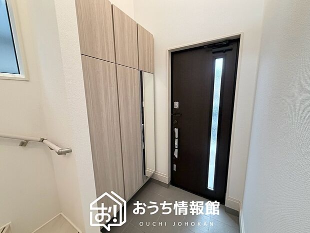 【現地写真(玄関)】玄関には、大型のシューズ収納を設置しています。