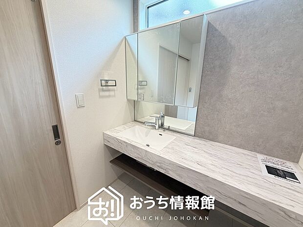【洗面台・洗面所】鏡の両サイドは、必要なものを取出しやすく、大きな鏡面で朝の準備も快適。
使いやすいリフトアップ機能付きのシングルレバーシャワー水栓付です。