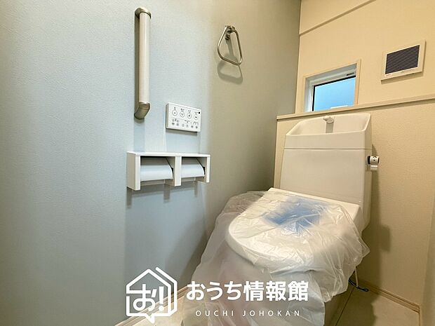 【トイレ】汚れてもサッとひと拭きでお手入れ簡単、エコ仕様の温水洗浄便座付きのトイレです。
バリアフリーにも配慮しています。