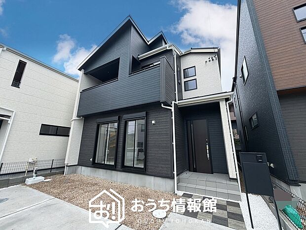 【現地写真(外観)【2号地】】軽くて火災に強い屋根材を採用し、地震時の建物への負担や揺れを軽減しています。