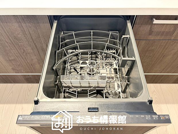 【食器洗い乾燥機】食後の時間にゆとりを与えてくれる食器洗い乾燥機。
操作ボタンも上面にあるので、腰をかがめずに操作ができラクラクです。