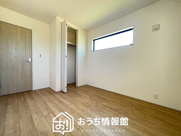 【現地写真(洋室)】木目の美しさを際立たせるシンプルデザインの建具を使用しています。