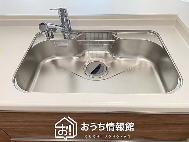 【浄水器内臓型ハンドシャワー付シンク】傷や汚れが付きにくい静音仕様の全面エンボス加工シンク。
また、蛇口の先端に浄水器を内蔵。浄水シャワーが使える毎分4リットルのたっぷり浄水。