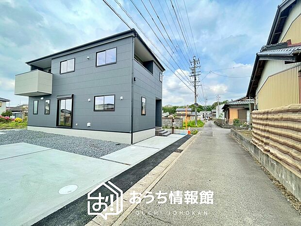 【現地写真(前道含む外観)】健康被害に配慮したもっとも安全性の高い建材を採用し、シックハウス対策をしております。