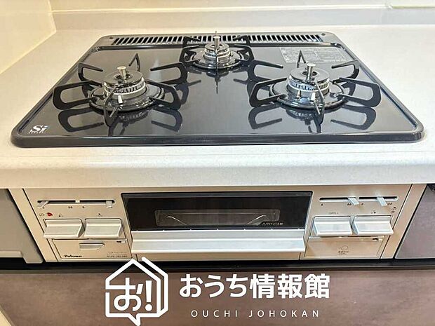 【ビルトインコンロ】フラットな構造で清掃性が高く、過熱防止センサー付3口タイプで日頃の家事も快適です。