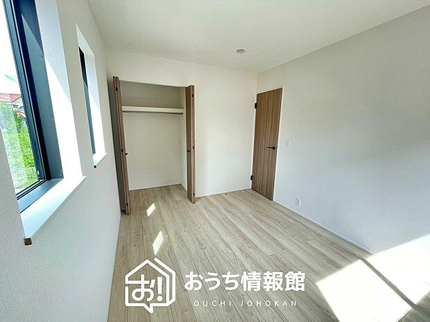 【現地写真(洋室)】木目の美しさを際立たせるシンプルデザインの建具を使用しています。
