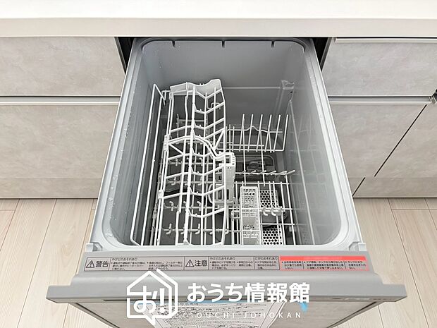 【食器洗い乾燥機】食後の時間にゆとりを与えてくれる食器洗い乾燥機。
操作ボタンも上面にあるので、腰をかがめずに操作ができラクラクです。