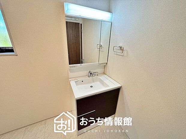 【洗面台・洗面所】鏡の両サイドは、必要なものを取出しやすく、大きな鏡面で朝の準備も快適。
使いやすいリフトアップ機能付きのシングルレバーシャワー水栓付です。