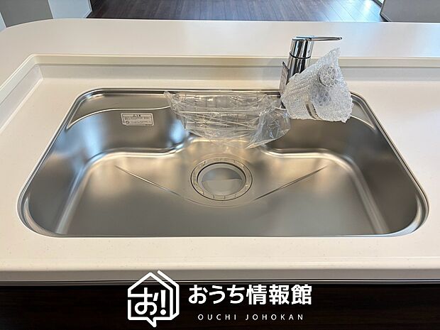 【浄水器内臓型ハンドシャワー付シンク】傷や汚れが付きにくい静音仕様の全面エンボス加工シンク。
また、蛇口の先端に浄水器を内蔵。浄水シャワーが使える毎分4リットルのたっぷり浄水。