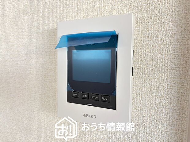【TVモニター付インターホン】録画機能付きで、自動録画のほか、手動録画もできます。
受話、呼出音量の調整、明るさ調整が可能です。また、来訪者をズーム機能でズームアップして確認できます。