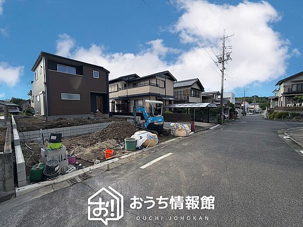 【現地写真(前道含む外観)】健康被害に配慮したもっとも安全性の高い建材を採用し、シックハウス対策をしております。