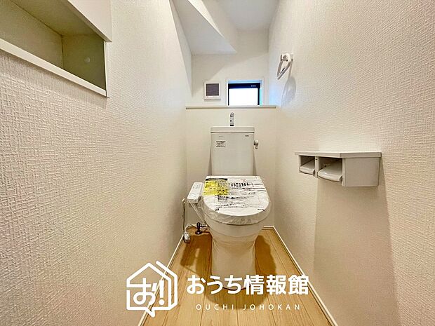 【トイレ】汚れてもサッとひと拭きでお手入れ簡単、エコ仕様の温水洗浄便座付きのトイレです。
バリアフリーにも配慮しています。