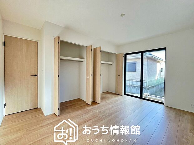 【現地写真(寝室)】木目の美しさを際立たせるシンプルデザインの建具を使用しています。