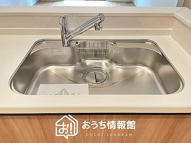 【浄水器内臓ハンドシャワー付シンク】広々とした凸型シンクに洗剤ポケットを標準装備。すっきり収納できます。
また、蛇口の先端に浄水器を内蔵しているため場所をとりません。