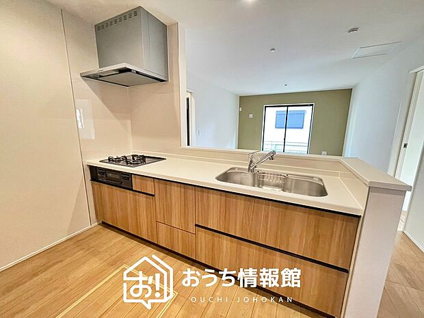 【現地写真(キッチン)】収納たっぷりのシステムキッチン、浄水器付水栓を標準装備しています。