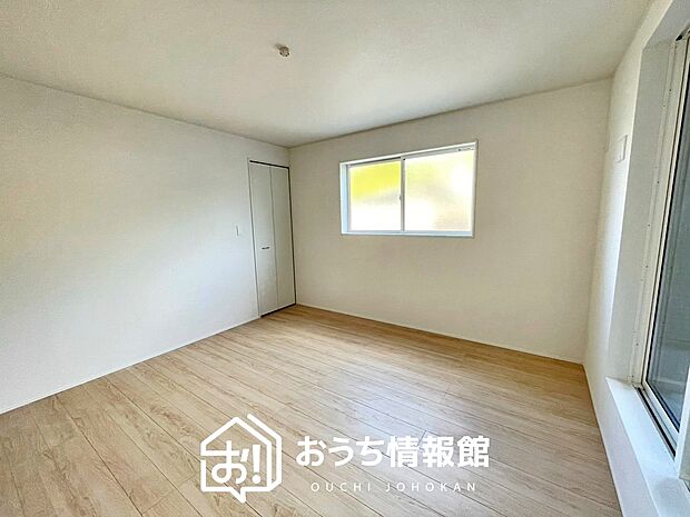 【現地写真(寝室)】木目の美しさを際立たせるシンプルデザインの建具を使用しています。