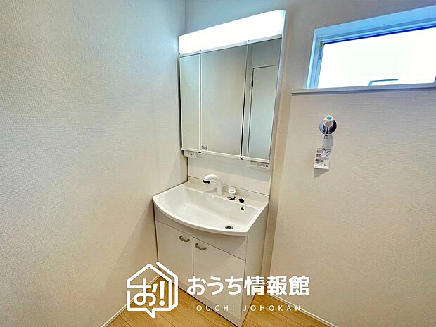 【洗面台・洗面所】鏡の両サイドは、必要なものを取出しやすく、大きな鏡面で朝の準備も快適。
使いやすいリフトアップ機能付きのシングルレバーシャワー水栓付です。
