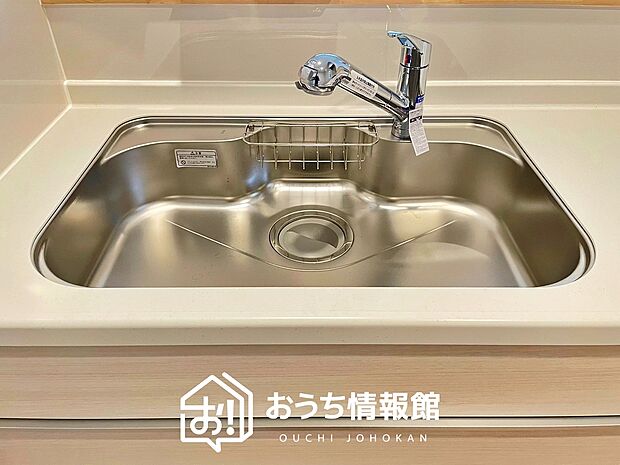 【浄水器内臓ハンドシャワー付シンク】広々とした凸型シンクに洗剤ポケットを標準装備。すっきり収納できます。
また、蛇口の先端に浄水器を内蔵しているため場所をとりません。