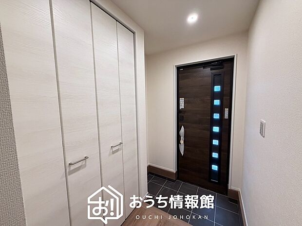 【現地写真（玄関）】玄関には、大型のシューズ収納を設置しています。
