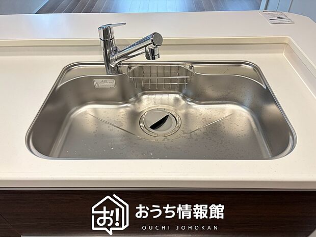 【浄水器内臓型ハンドシャワー付シンク】傷や汚れが付きにくい静音仕様の全面エンボス加工シンク。
また、蛇口の先端に浄水器を内蔵。浄水シャワーが使える毎分4リットルのたっぷり浄水。