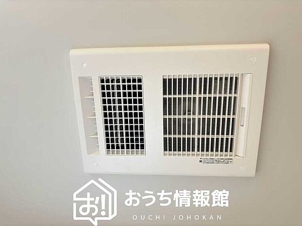【浴室暖房換気乾燥機】サイドブロー機能で、乾燥効率アップです。
サイドに吹き出しを搭載することにより浴室内を端まで循環する気流ができ、さらに省エネ性能がアップします。